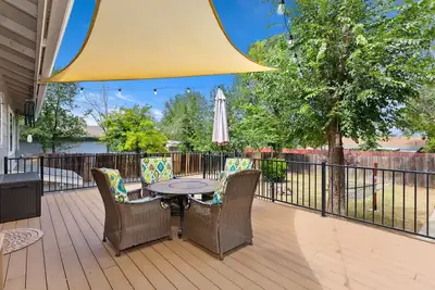 Image de Nestled between Downtown and Watson Lake. Kayaks available and pets welcome!