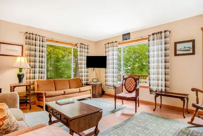 Image de Dog-friendly, lakefront retreat with a deck, gas grill, & washer/dryer