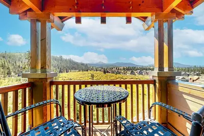 Image de Dog-friendly townhome with mountain/valley view, hot tub, balcony, & fireplace