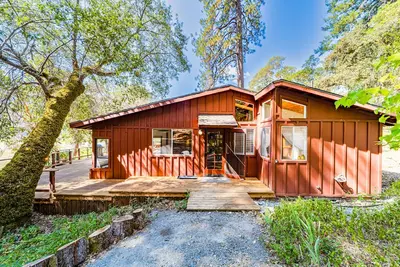 Image de Serene cabin with large deck, woodstoves & trail to river beach - dog-friendly