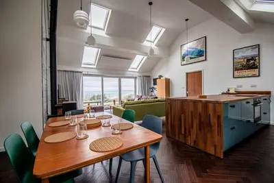 Image de A Family + Friends size house with 180 degree sea and mountain views.