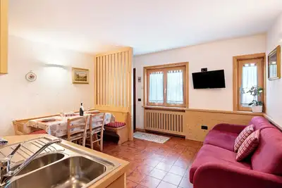 Image de Appartement 'Résidence Attila Giardino' avec vue sur les montagnes, jardin partagé et Wi-Fi.