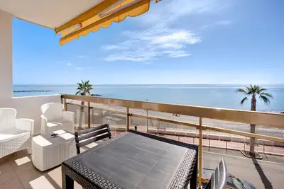 Image de Appartement \"Amare\" accueillant pour les animaux domestiques, avec vue sur la mer et terrasse.