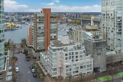 Image de 1bd+Den condo, with free parking in Downtown!