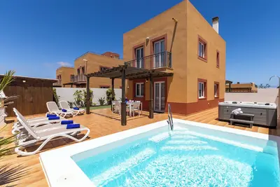 Image de Maison de vacances \"Leonor - Mirador de las Dunas\" avec vue sur la mer, piscine et Wi-Fi.