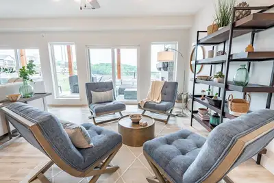 Image de Luxury Lake View Retreat | Pool & Private Hot Tub