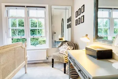 Image de Poets Apartment with Free Parking | By My Getaways