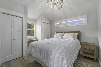 Image de Echo's Cove- Downtown Cottage- 1 Mile from Lake Michigan