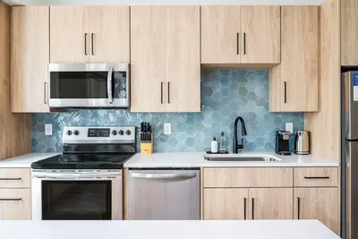 Image de Kasa | Cozy 1bd with Parking and Amenity Access | Minneapolis