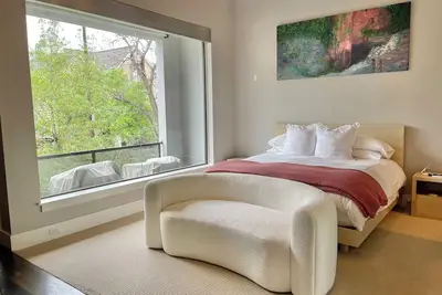 Image de River Oaks Hideaway! Indoor Garden, Fountain, eBikes, Mid&Short Term Rental