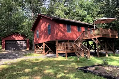 Image de Cozy Lake Cabin Families Will Love + Vintage Games--Only 5 Min Walk to Lake