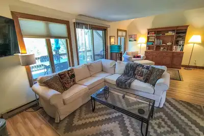 Image de Dog-friendly townhome with views, Ac & fireplace - walk to Village of Quechee