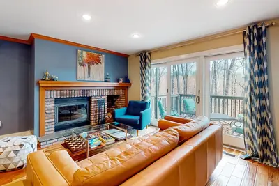 Image de Luxe townhome with private sauna - mountain views, fireplace & washer/dryer