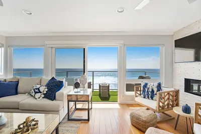 Image de Top-floor, oceanfront, corner condo with stunning view, balcony & fast WiFi