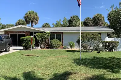 Image de Beautifully Renovated Pool Home only 1. 9 miles to the Beach!