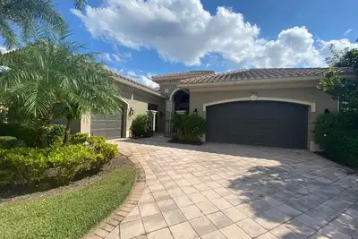 Image de Luxurious villa with lake view and great facilities