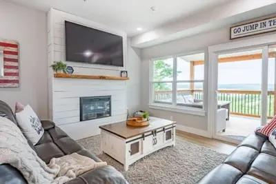 Image de Lakeside 5br Retreat | Hot Tub • Pool • Game Room