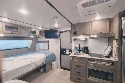 Image de Family friendly and conveniently located in a beautiful neighborhood.