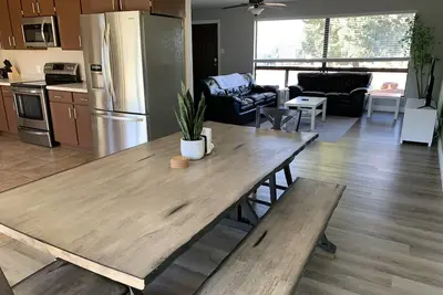 Image de Boat Parking for 2 + Walk downtown *Family Friendly w/ Backyard