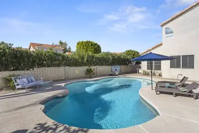 Image de Updated backyard oasis w/unheated pool, hot tub and Patio misters for summer!