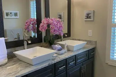 Image de Super clean, renovated, pet and handicap friendly cottage in great location