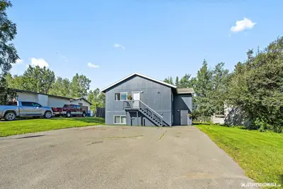 Image de 2 King Suites! 4 bedrooms + bonus room. Great for groups! 2 complete units.