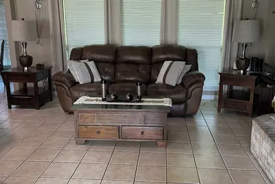Image de 4- Bedroom Serenity: 7 Beds Your Peaceful Retreat: Television in Every Bedroom