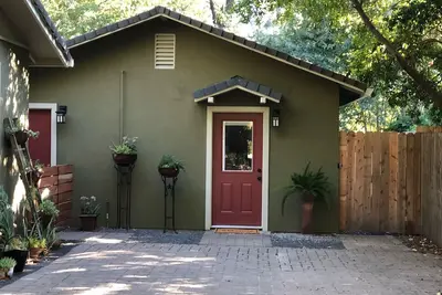 Image de Vintage cottage in upscale neighborhood