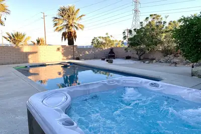 Image de North Palm Springs Home-1. 9 Acres, Pool & Gameroom