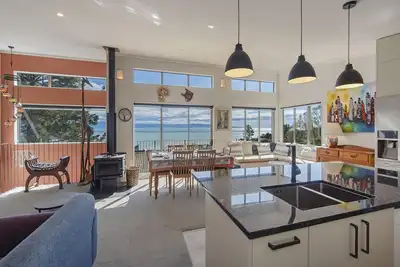 Image de Three-story home providing every room with Sea views and all-day sun