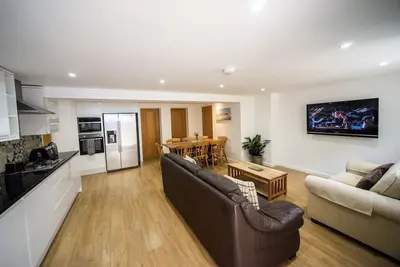 Image de Luxury 2 bed apartment a few minutes walk from beach, harbour and town!