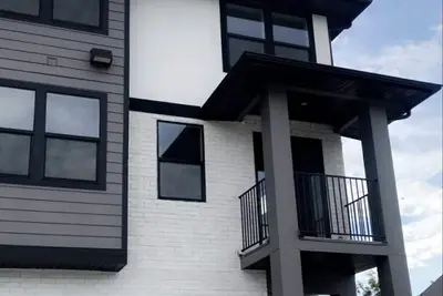 Image de New & Elegant Modern Townhome