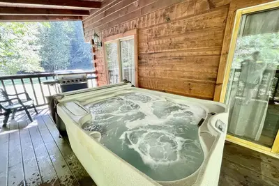 Whisper Creek (2-Bedroom Cabin) - Pets Allowed by RedAwning