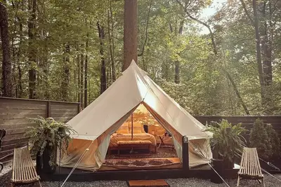 Image de A luxurious glamping tent nestled in the trees.