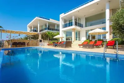 Image de 5 Bedroom Villa with Heated Infinity Pool and Stunning Sea Views