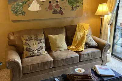 Image de Cozy Condo: One bedroom condo w/ indoor fireplace