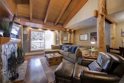 Image de Ski in/out. Hot tub. Central location. Sleeps 7