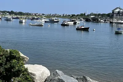 Image de Sunny 2-bedroom beach cottage, walk to beach!