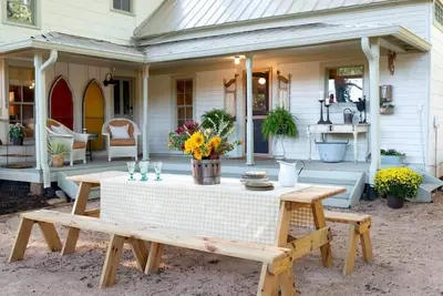 Image de Charmingly Restored Antique Farmhouse on 7 Acres