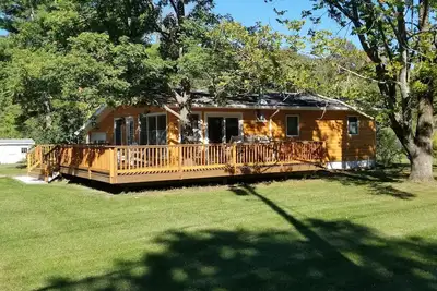 Image de New Lakeside Cottage 5 minutes from great hiking with large deck and lake view
