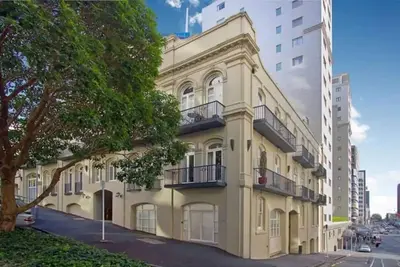 Image de Spacious Light-filled Central Character Apt