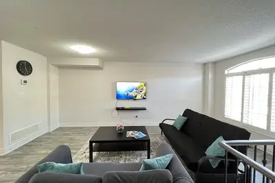 Image de Beautiful 3 bedroom & 3-bathroom vacation home near Toronto Pearson Airport