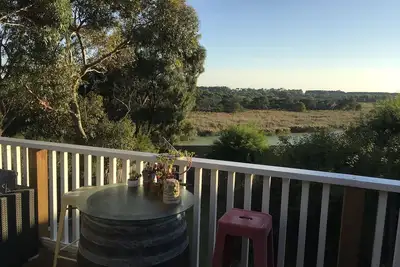 Image de Large house in beautiful setting on Portarlington wetlands