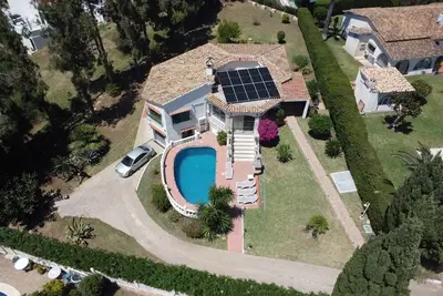 Image de Very private, one level, 3 bd/2 bth villa with pool and big lot, 500m from beach