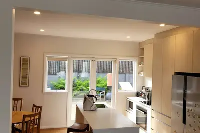 Image de Cheerful sunny house close to waterfront, train, town and Obv