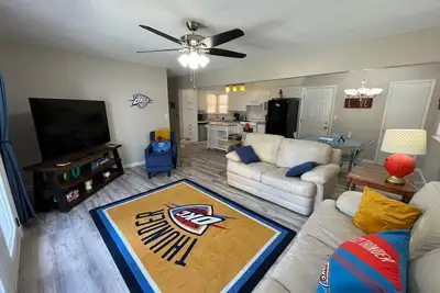 Image de Fantastic 3/2 near Ou, fully stocked, 4 TVs, W/D