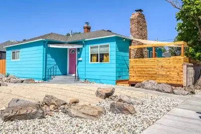 Image de Groovy Mid-Town Bungalow, shared Hot Tub