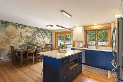 Image de Beautifully updated home with mountain views state-of-the-art kitchen!