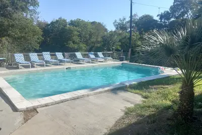 Image de Large River Home with private pool, basketball court, private, pool table