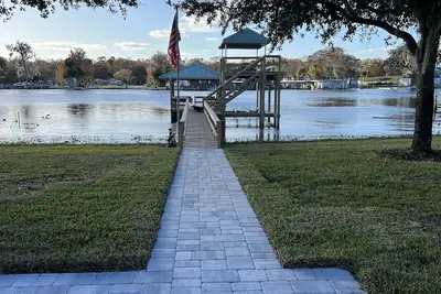 Image de Direct St John’s River getaway located in no wake zone with dockage